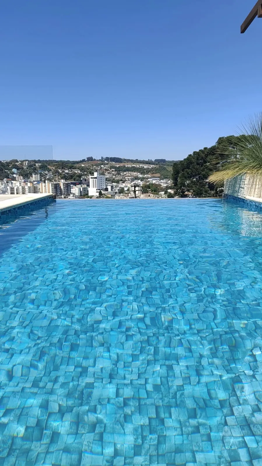 Piscina de borda infinita com vista da cidade